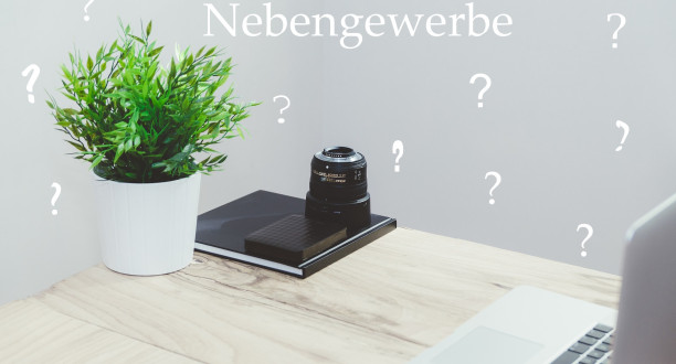 Ein Schreibtisch, der Titel Nebengewerbe und viele Fragezeichen
