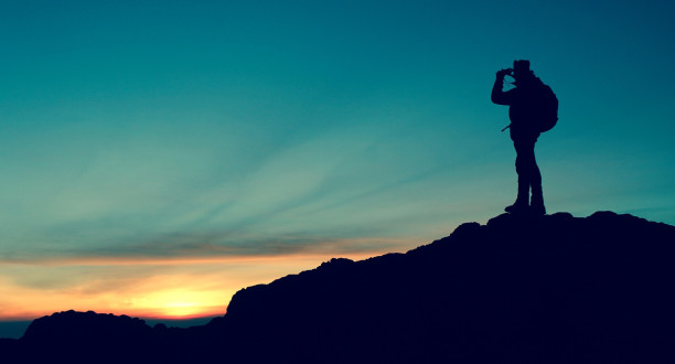 Die Silhouette eines Bergsteigers.
