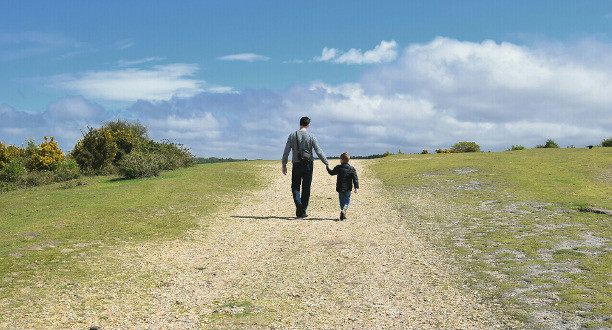 Vater und Sohn auf dem Weg