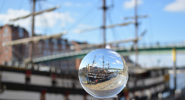 Glaskugel spiegelt Schiff