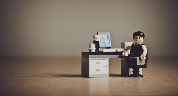 Lego Maennchen am Schreibtisch