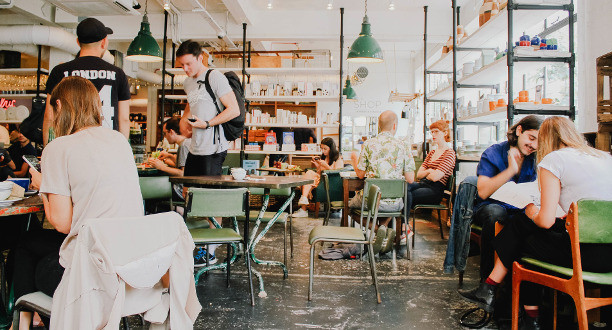 Menschen sitzen in einem Café