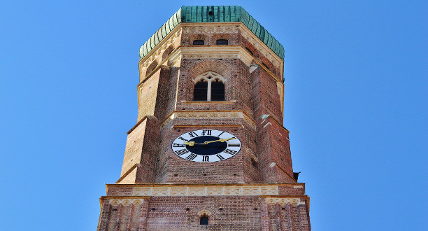 Frauenkirche in München von unten fotografiert