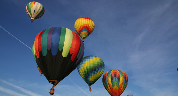 Bunte Heißluftballons am Himmel