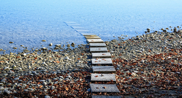 Treppen, die ins Wasser führen