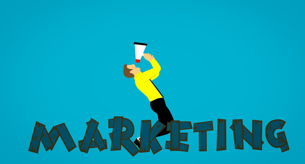 Illustration: Mann mit Megaphon über Marketing-Buchstaben