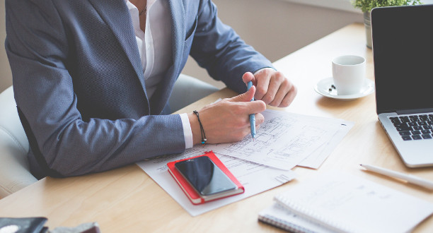 Business Mann sitzt am Schreibtisch