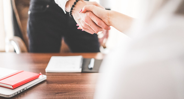 Zwei Menschen machen einen Handshake