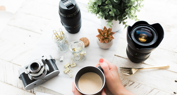 Ein Tisch mit Kaffeetasse und Dekoration