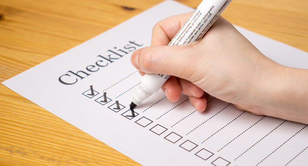 Eine Checkliste wird abgehakt