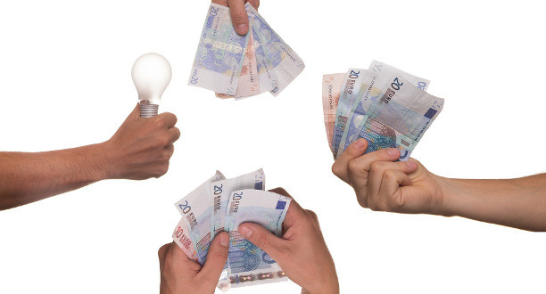 Drei Menschen halten Geld in der Hand, einer eine Glühbirne