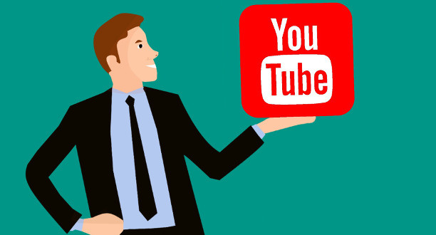 Mann mit YouTube-Symbol