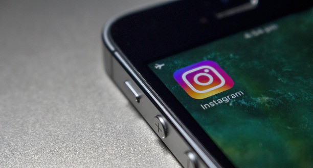 Instagram-Symbol auf einem Handy-Display