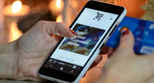 Handy auf dem ein Bild mit dem Titel E-Commerce abgebildet ist