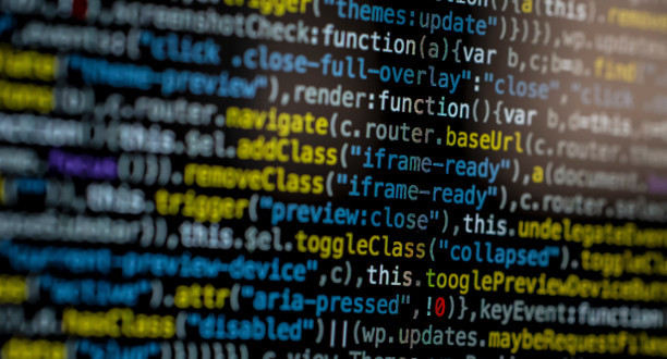 Aufnahme von einem bunten Computer-Codetext.