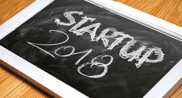 Eine beschriftete Schultafel auf dieser Startup 2018 steht