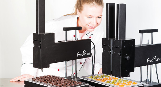 Eine Köchin bedient den 3D-Drucker