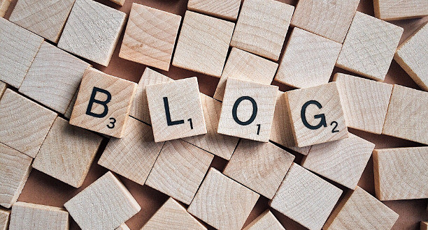 Das Wort Blog wurde aus kleinen Steinchen zusammengesetzt.