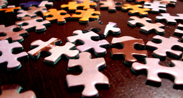 Puzzleteile liegen auf dem Boden.