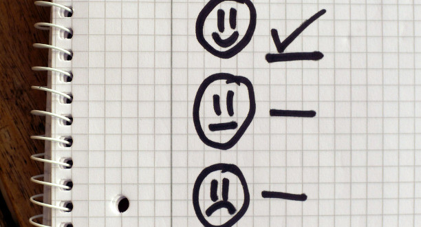 Drei verschiedene Smileys stehen untereinander. Angekreuzt wurde der lachende Smiley.