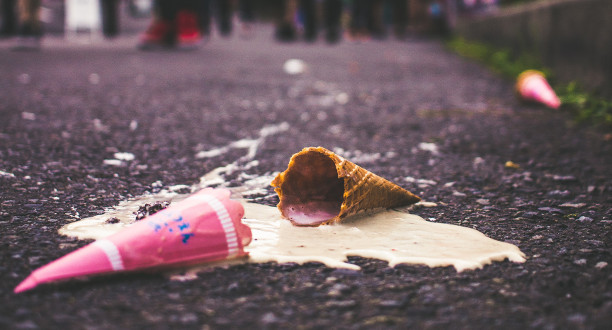 Ein Eis liegt umgefallen auf einer Straße.