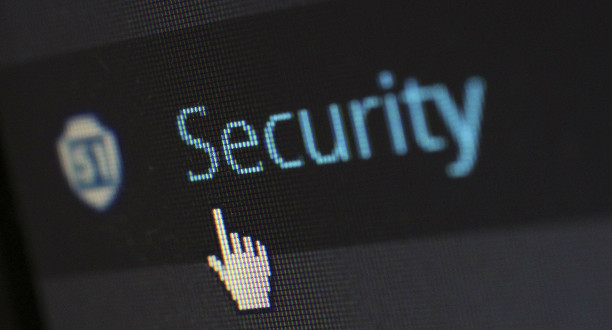 Auf einem Bildschirm erscheint das Wort Security, unter diesem ist ein Mauszeiger.