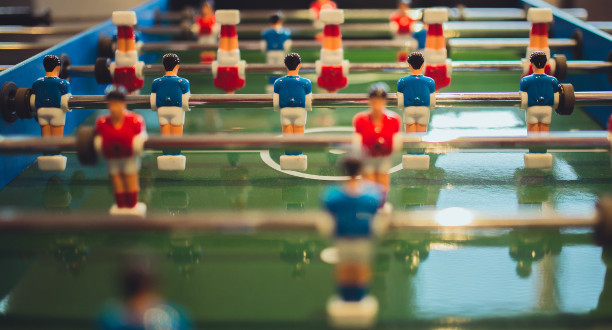 Mehrere Kicker-Figuren stehen nebeneinander.
