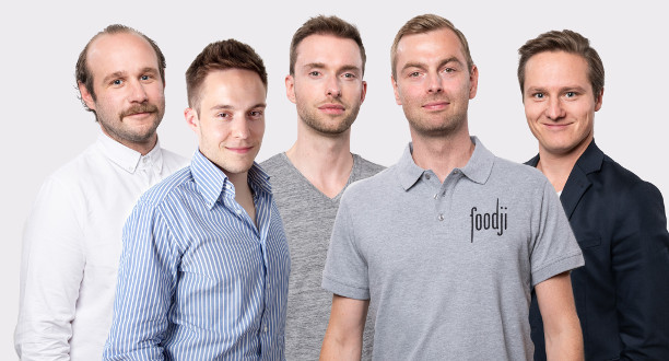 Fünf Mitglieder aus dem Foodji-Team stehen nebeneinander.