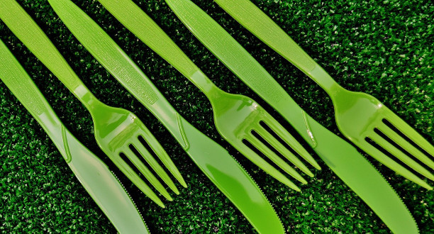Aufnahme von grünem Plastikbesteck.