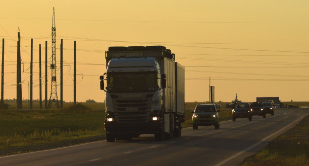 Lkw abends auf der Straße