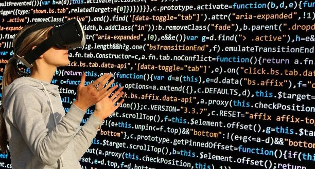 Eine Frau mit VR-Brille steht vor einer digitalen Wand.