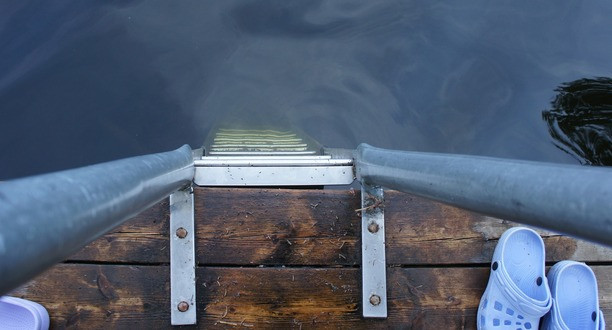 Eine Leiter, die in einen See führt