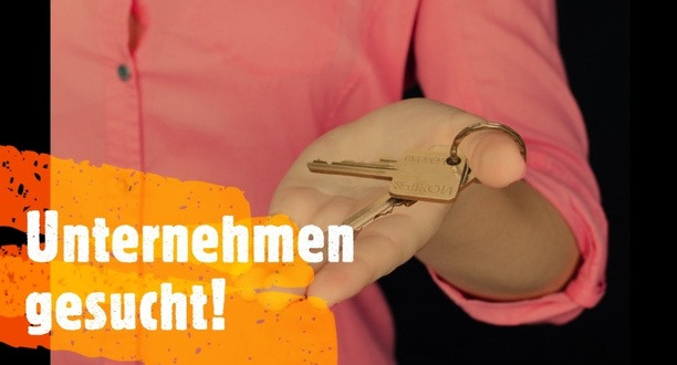 Eine Frau hält einen Schlüssel in der Hand. Vordergrund mit Titel Unternehmen gesucht.