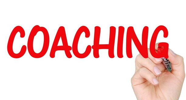 Weißer Hintergrund mit roter Schrift Coaching