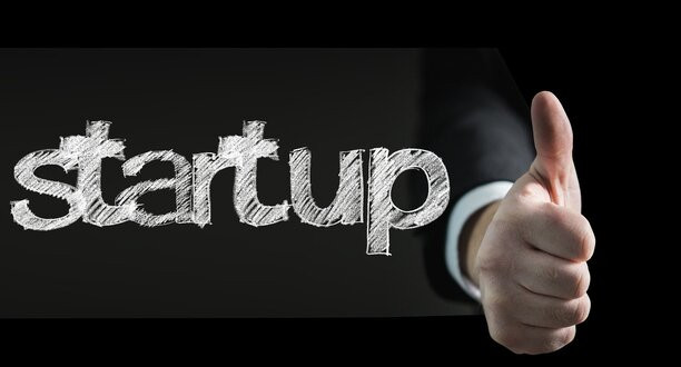 Schwarzer Hintergrund mit dem Begriff Start-up