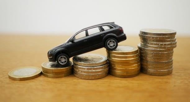 Auto auf Geldstapeln