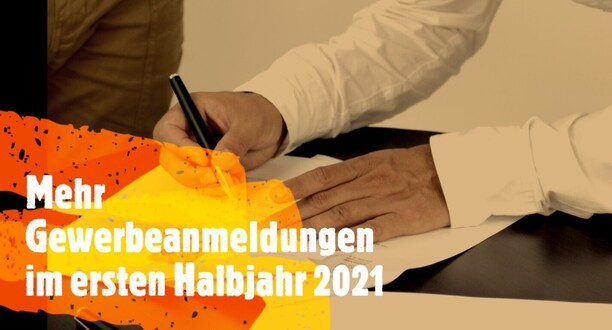 Ein Mann unterzeichnet einen Vertrag.