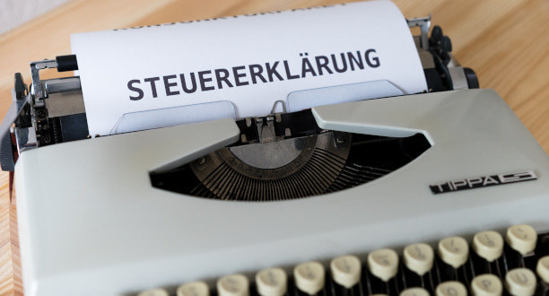 Schreibmaschine mit Blatt Steuererklärung