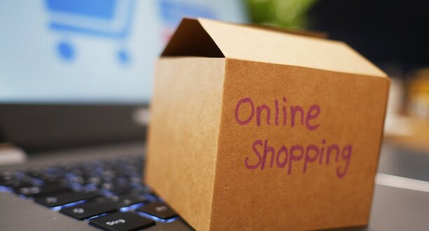 Box mit Aufschrift Online Shopping