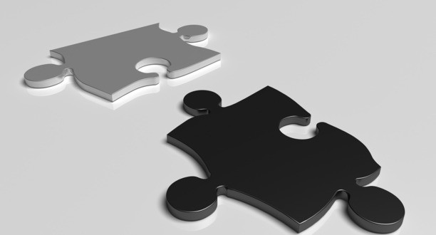 Zwei Puzzleteile liegen nebeneinander.