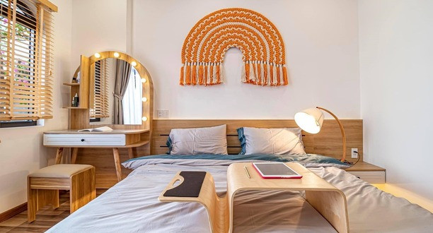 Schlafzimmer mit Boho-Einrichtung.