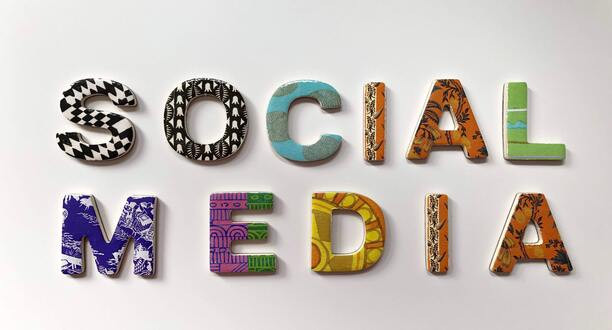 Social Media in großen Druckbuchstaben.