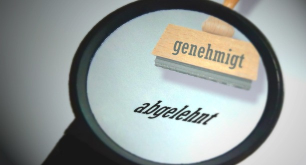 Lupe mit einem Stempel, der das Wort abgelehnt gedruckt hat.
