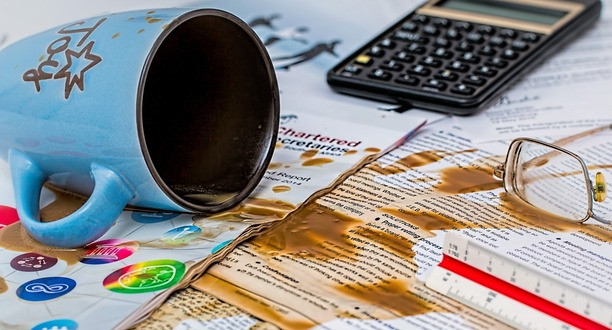 Umgeschüttete Tasse. Kaffeefleck auf einem Papier.