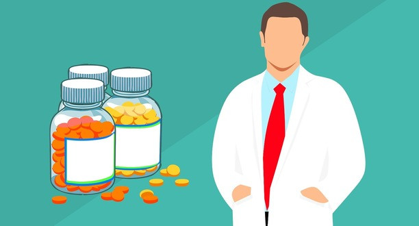 Apotheker mit Kittel, grüner Hintergrund und zwei Pillenflaschen.