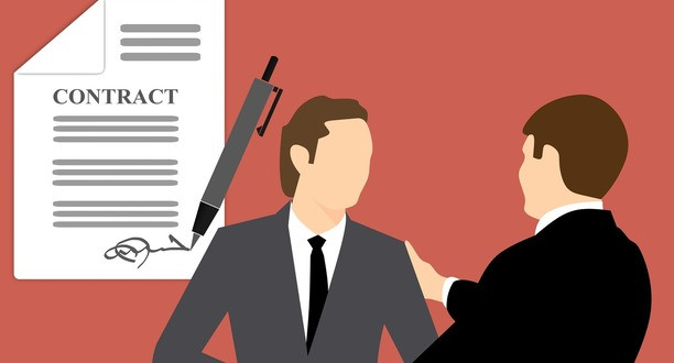 Zwei Männer schütteln Hände. Im Hintergrund liegt ein Dokument mit der Aufschrift Tragfähigkeitsbescheinigung.