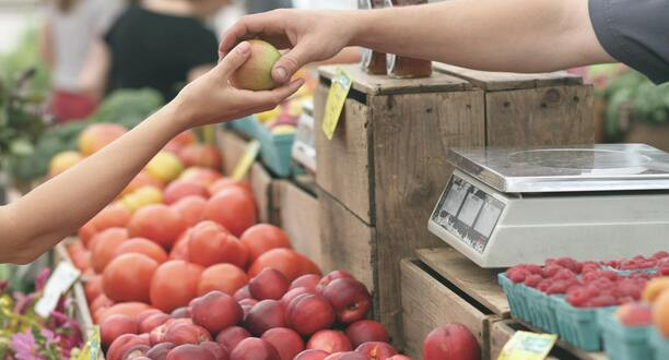 Obst- und Gemüsestand.