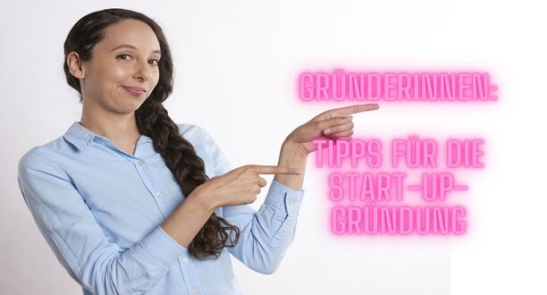 Frau zeigt mit beiden Zeigefingern auf einen Text: Gründerinnen Tipps für die Start-up-Gründung.
