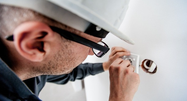 Elektriker installiert eine Steckdose.