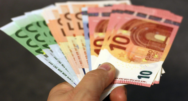 Eine Hand mit vielen Geldscheinen